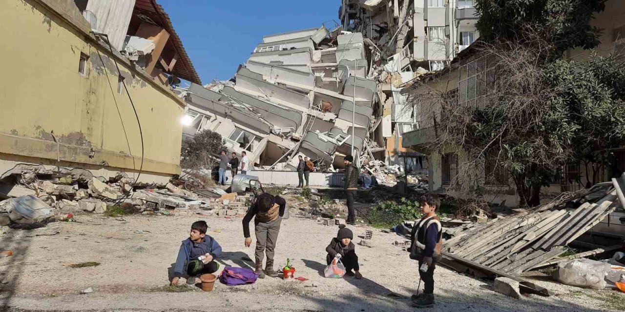 Afetin Gölgesinde Oyun