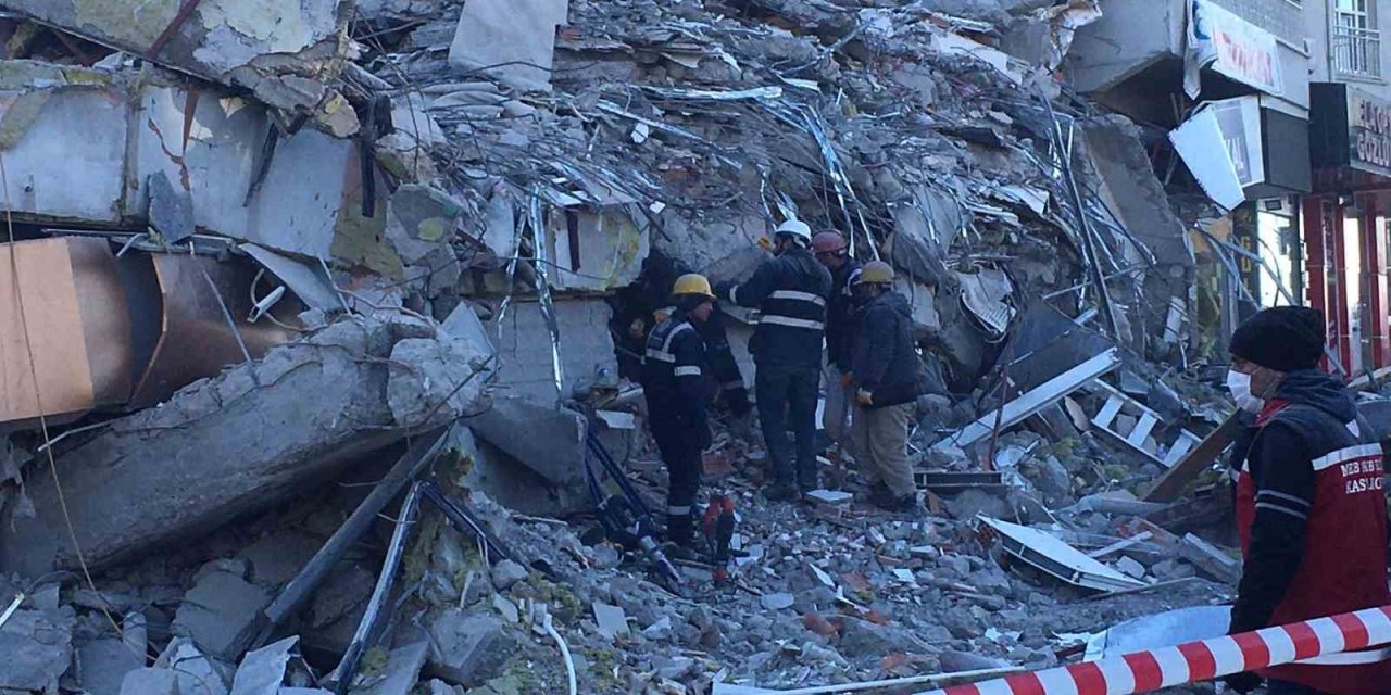 Enkaz Altından Ses Duymak İçin Yoğun Çaba Sarf Ediyorlar