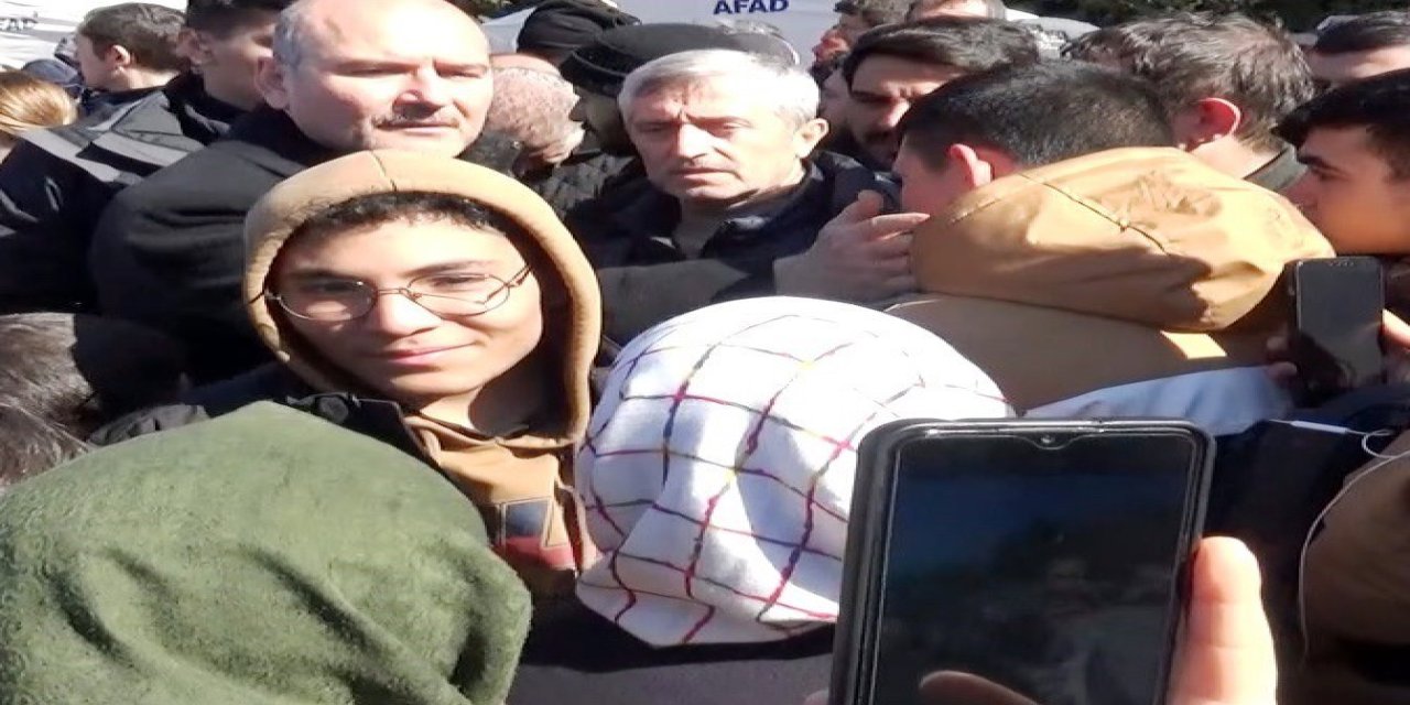Depremden Ayakkabı Giyemeden Kaçan Çocuklara Bakan Soylu Sahip Çıktı