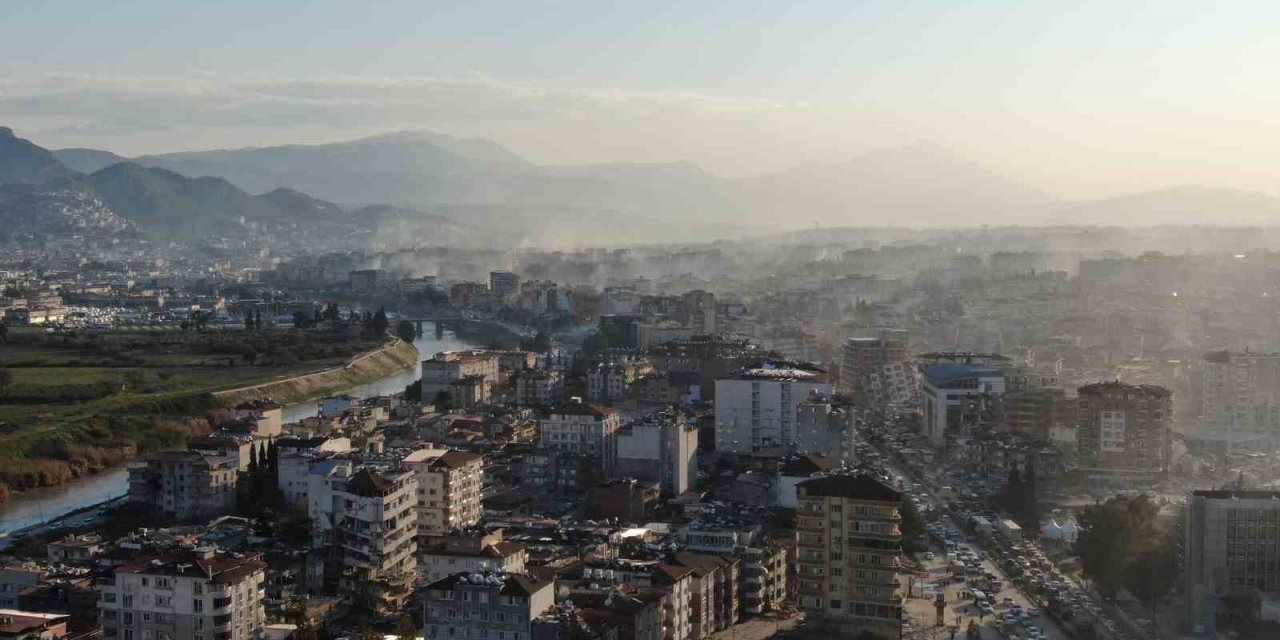 Hatay’da Enkaz Çalışmalarının Ardından Gökyüzü Toz Bulutuyla Kaplandı