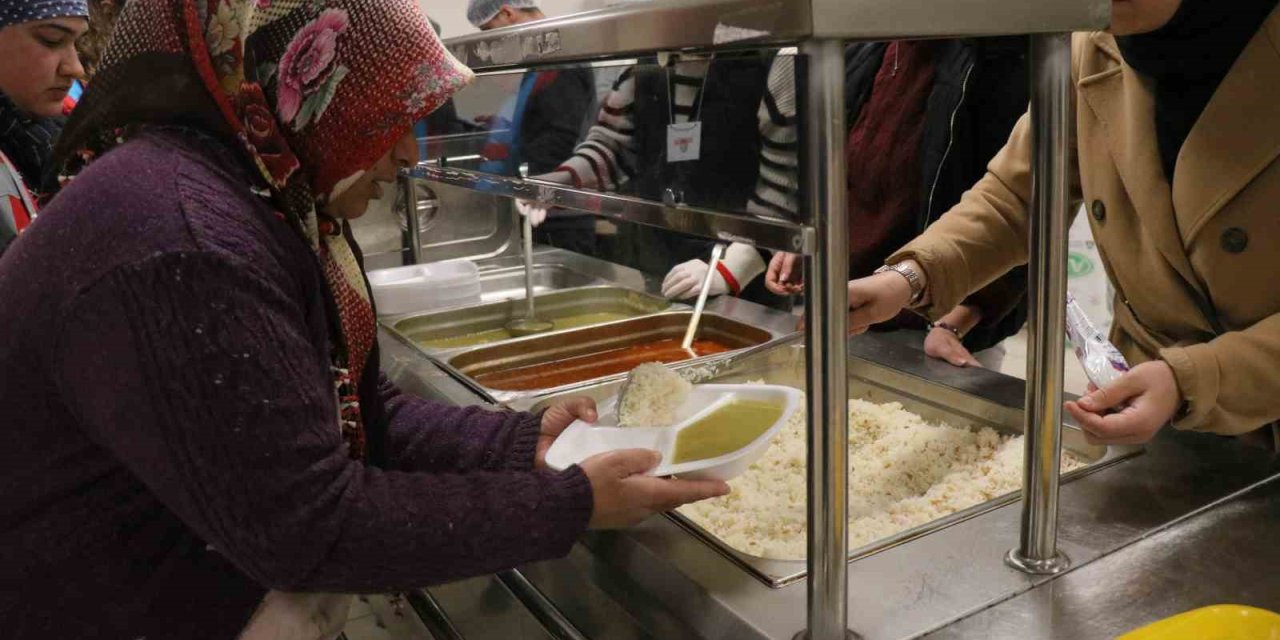 Yurtlarda Konaklayan Depremzedeler: “en Önemlisi Dışarıda Değiliz, Sıcacık Bir Ortamda Yaşıyoruz”