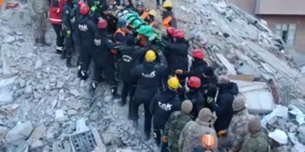 Erciş Jandarma 86 Saat Sonra Enkazdan 2 Kardeşi Sağ Çıkardı