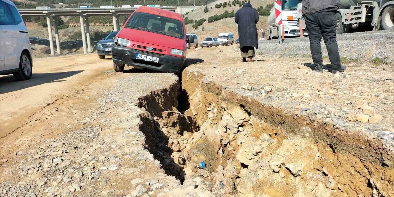 Depremde Yol Yarıldı, Ticari Araç İçine Düştü