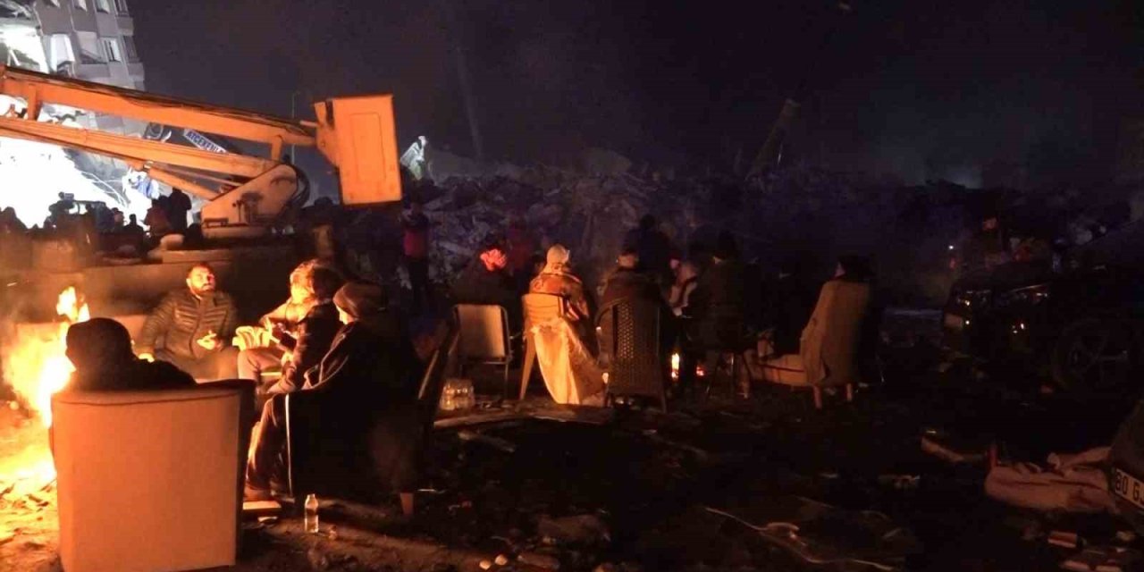 Hatay’da Depremzedeler Dondurucu Soğukta Geceyi Ateş Başında Geçiriyor
