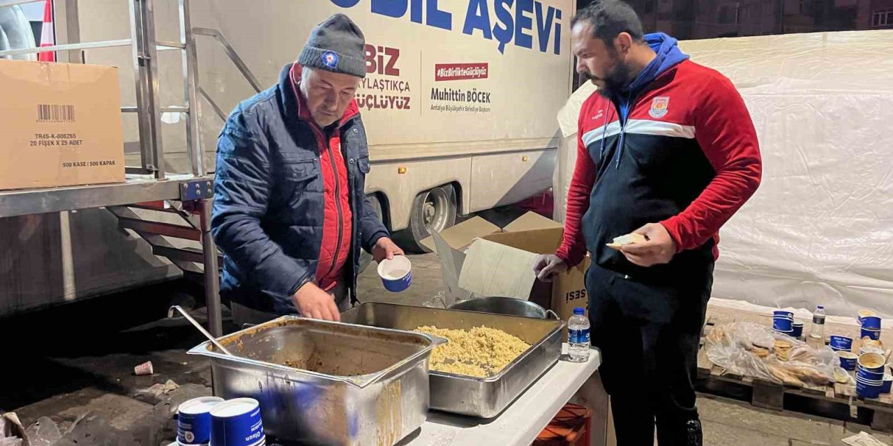 Hatay’da Depremzedeler İçin Çadır Ve Yemek Dağıtımları Başladı