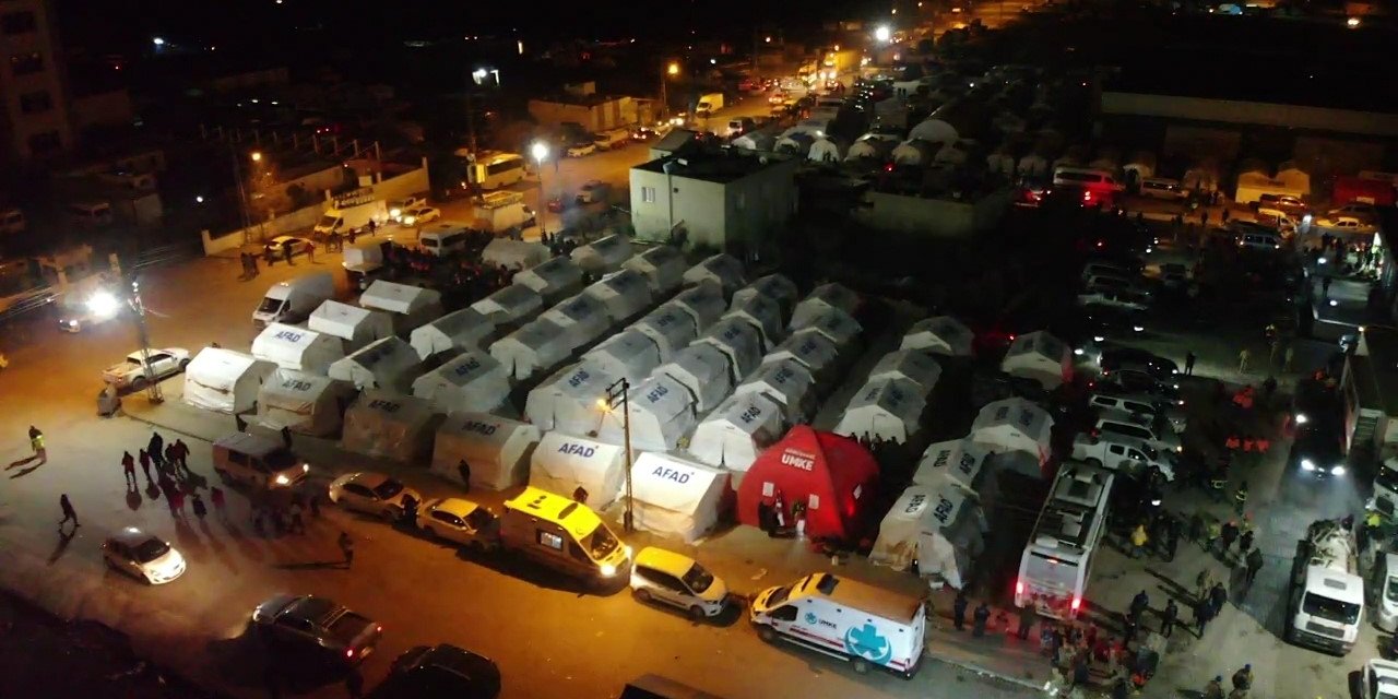 Nurdağı’nda Afetzedeler Geceyi Kurulan Çadır Kentte Geçiriyor