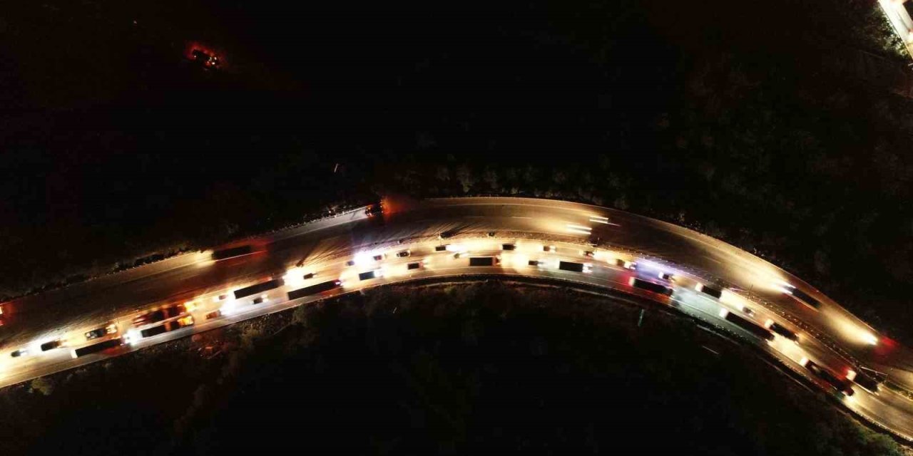 Hatay’a Yardıma Giden Araçlar Kilometrelerce Kuyruk Oluşturdu