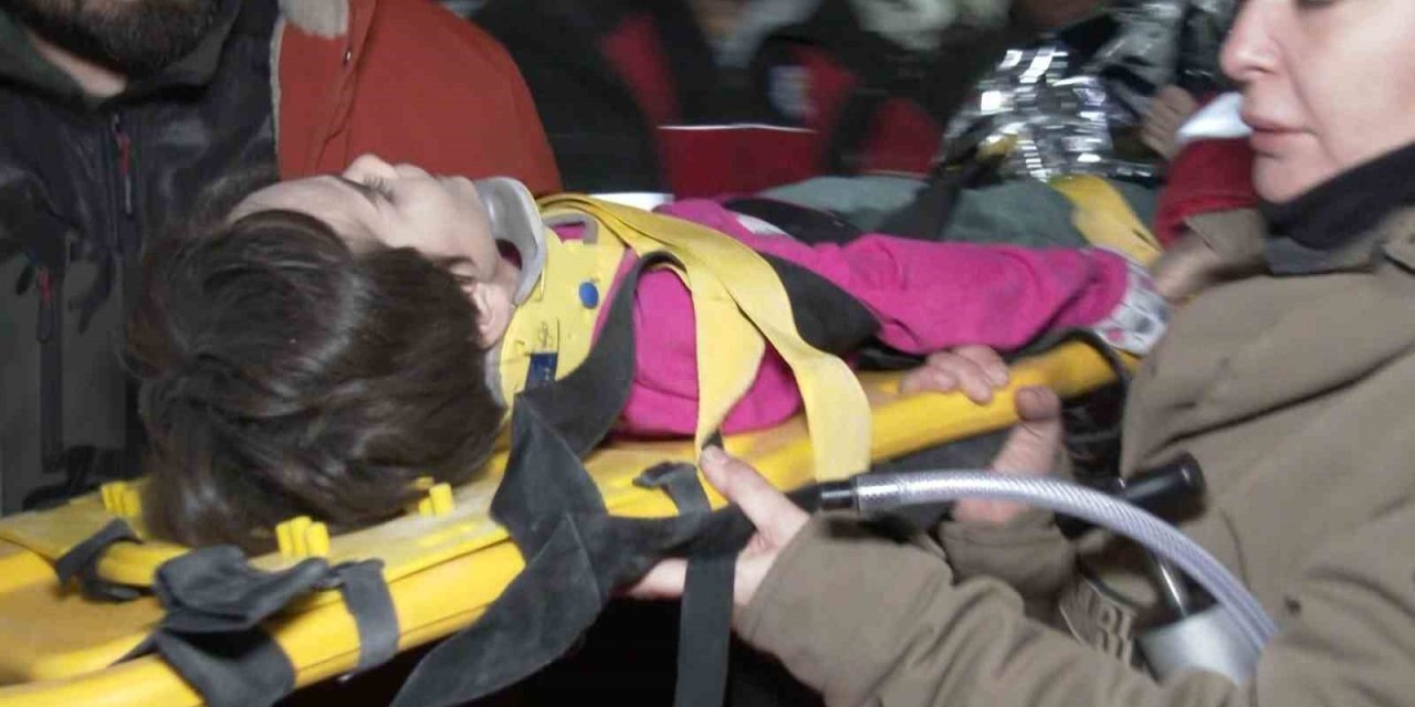 Hatay’da Polis Baba Ve 4 Yaşındaki Oğlu 89 Saat Sonra Enkazdan Çıkarıldı