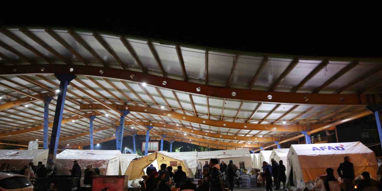 Adana’da Depremzedeler Çadırlarda Yaşıyor