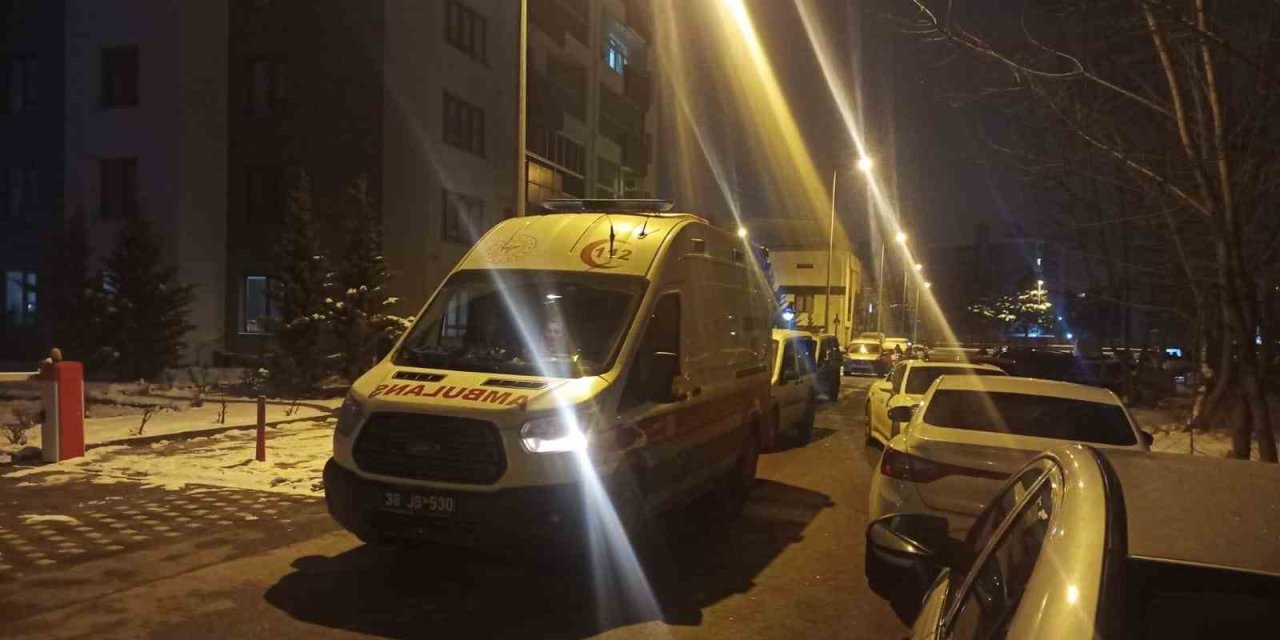 Bunalımda Olan Şahıs, Evdeki Eşyalarını Camdan Attı