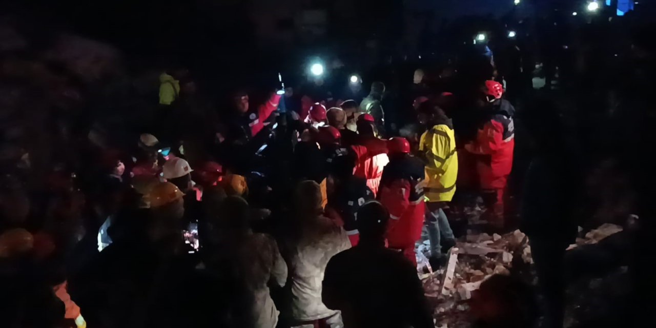 55 Yaşındaki Kadın Enkazdan 90 Saat Sonra Kurtarıldı