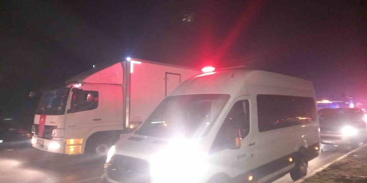 Yardım Tırları Kilometrelerce Kuyruk Oluşturdu