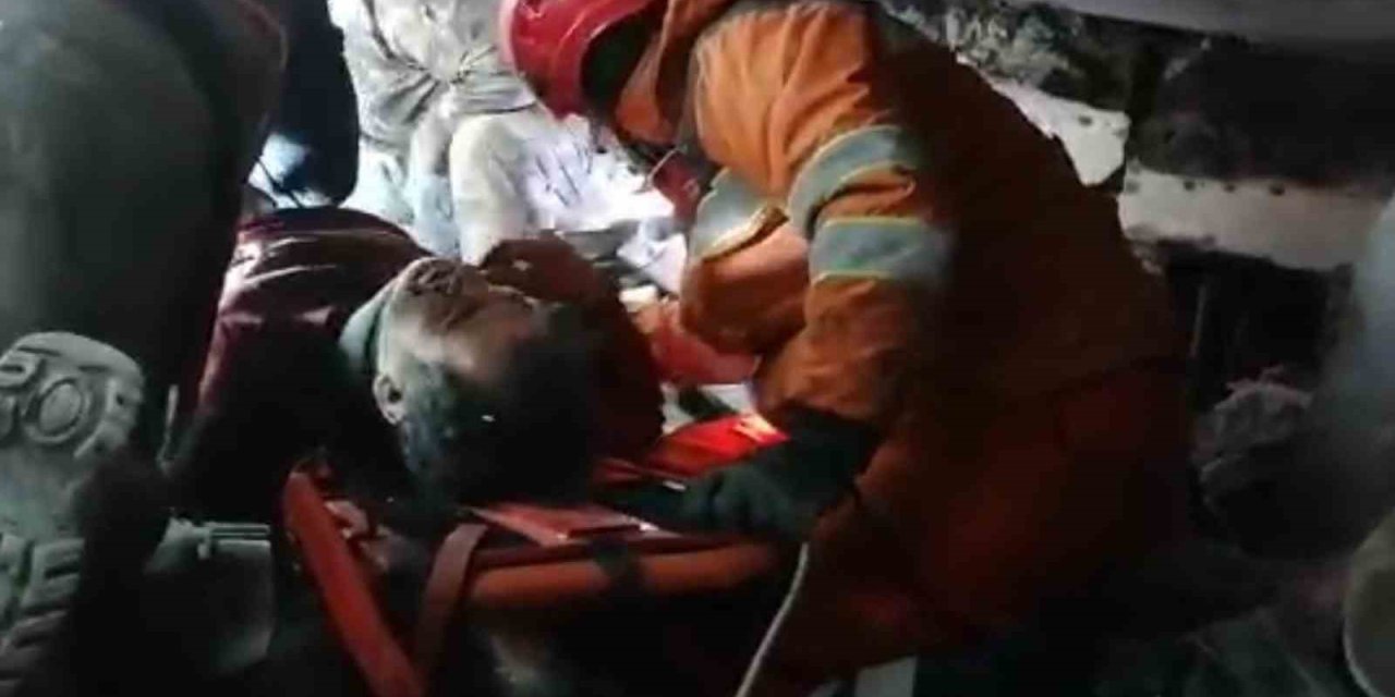 Hatay’da 89 Saat Sonra Bir Kişi Enkazdan Sağ Çıkarıldı