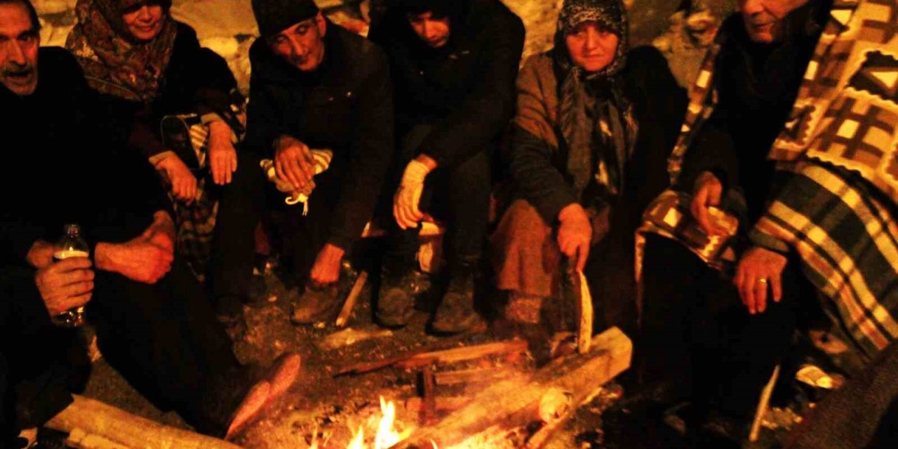 Eksi 9 Derecede Enkaz Bölgesinde Ateş Başında Bekliyorlar