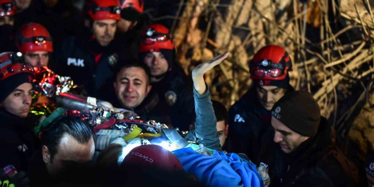Hatice Depremden 92 Saat Sonra Kurtarıldı, El Sallayarak Çıktı