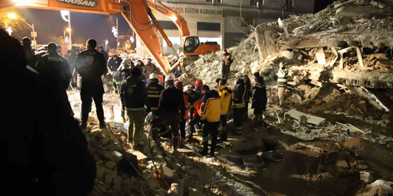 94 Saat Sonra Enkaz Altından Yürüyerek Çıktı, Enkaz Altında Yakınlarını Bekleyenlere Umut Oldu