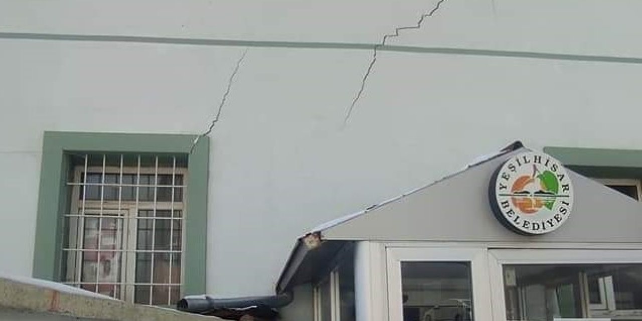 Kayseri’de Belediye Binası Da Depremden Etkilendi