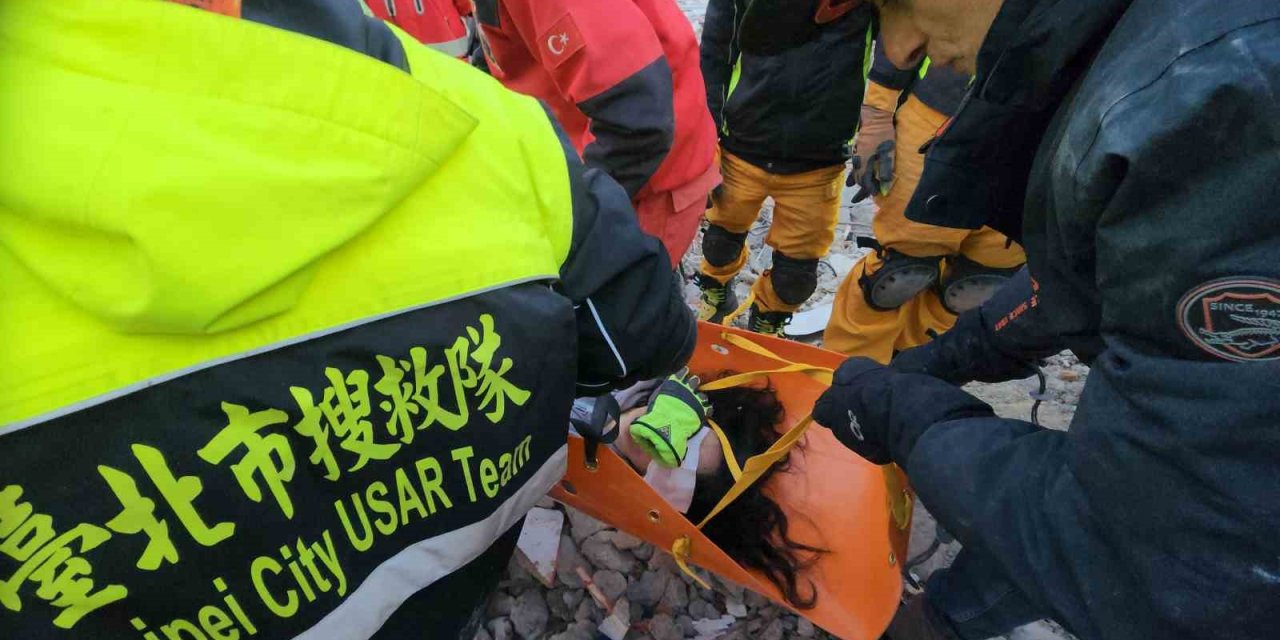 Babası Ümidi Kesmişti, 28 Saatlik Çalışmayla 100. Saatte Enkazdan Çıkarıldı