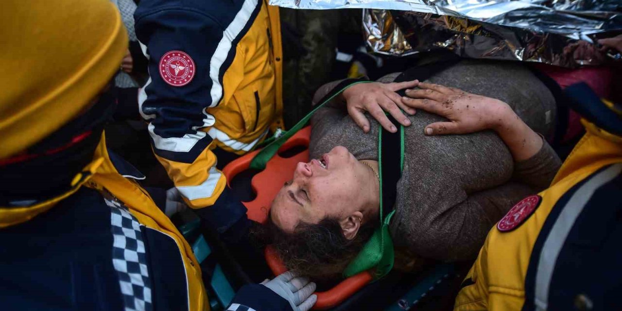 Kahramanmaraş’ta Anne-kız Depremin 101’inci Saatinde Enkaz Altından Çıkartıldı