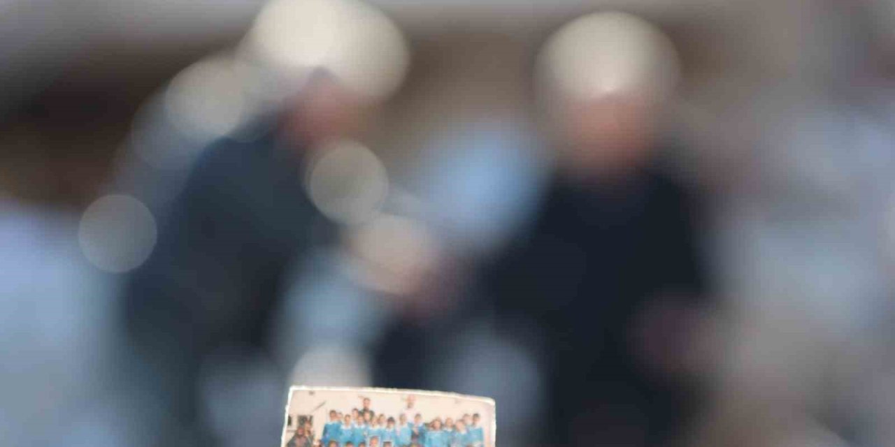 Enkazda Hatıralarını Arıyorlar