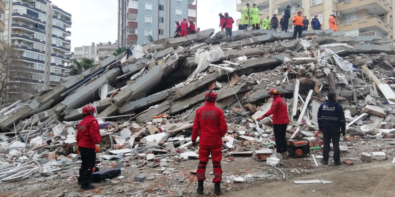 Eskişehir Dak Ekibi 4’üncü Günde Hamile Kediyi Enkazdan Kurtardı