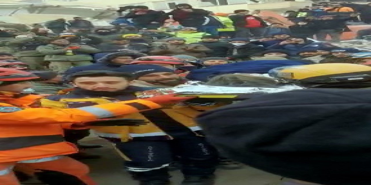 İsrail Arama Kurtarma Ekibi 102 Saat Sonra Bir Vatandaşı Enkazdan Sağ Çıkardı