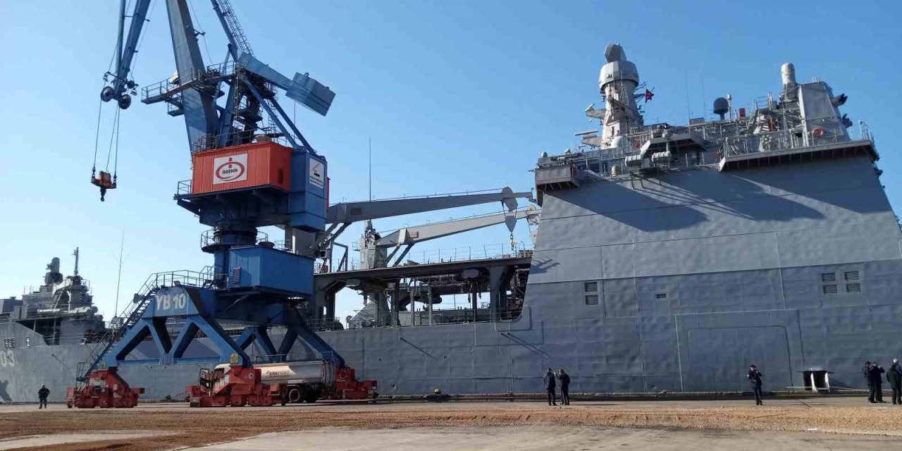 İki Devasa Gemi Yüzen Hastaneye Çevrildi