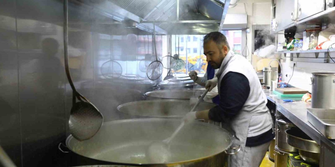 Depremzedeler İçin Her Gün 70 Bin Kişilik Sıcak Yemek