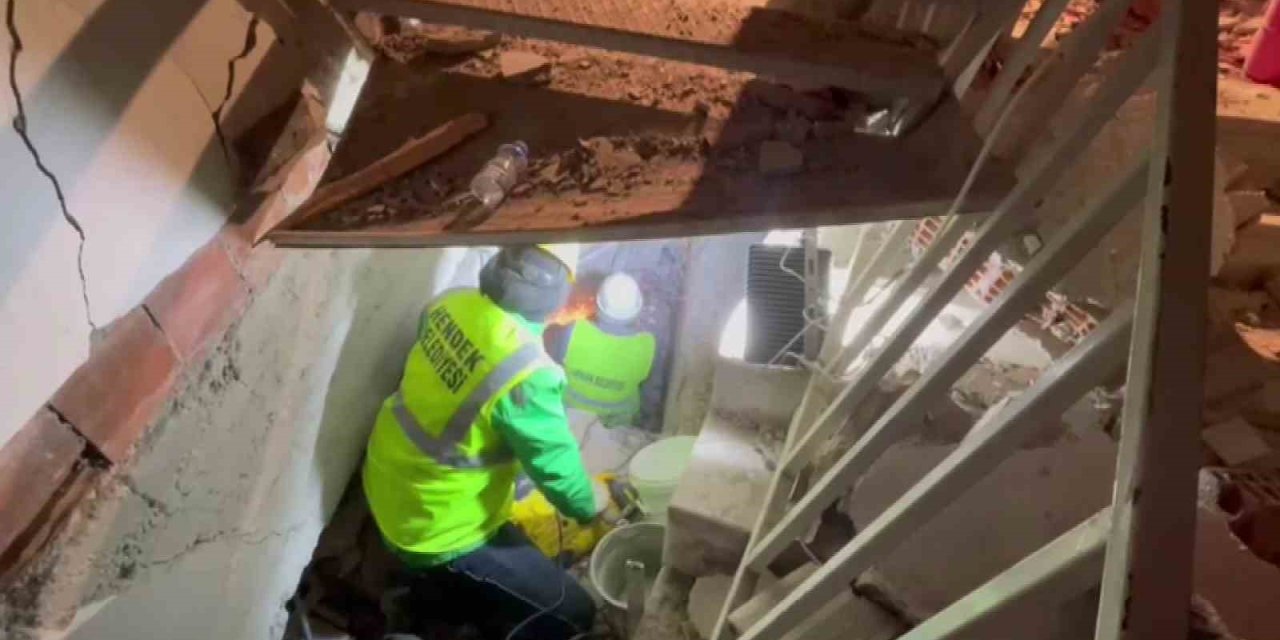 Ekiplerin Enkaz Altından Can Kurtarma Mücadeleleri Kamerada