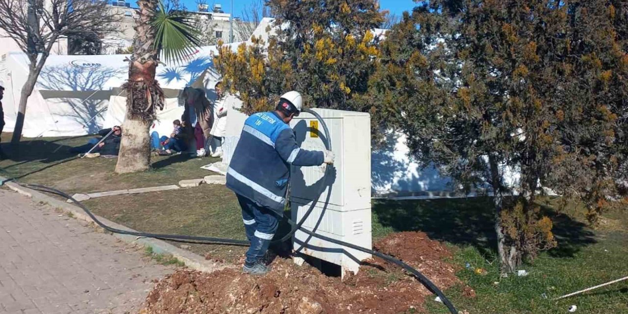 Dicle Elektrik Dağıtım Bölgesinde Şebekesini 30 Saatte Toparladı, Şimdi Diğer İllere Destek Veriyor