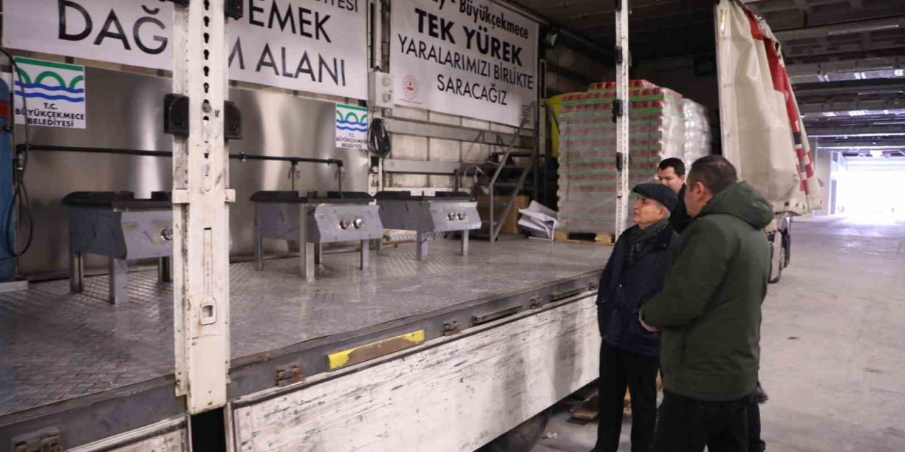 Büyükçekmece’de Vatandaşlar Depremzedeler İçin Seferberlik Halinde