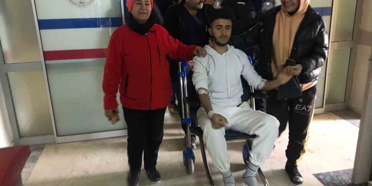 İdrarını İçip Annesinin Çiçeklerini Yiyerek Hayatta Kaldı, 17 Yaşındaki Adnan Enkaz Altındaki 94 Saati İha’ya Anlattı