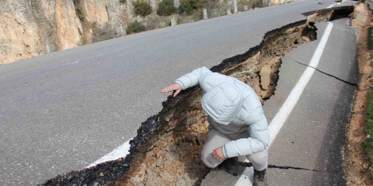 Kartalkaya Barajı’nda Yol Ortadan İkiye Ayrıldı