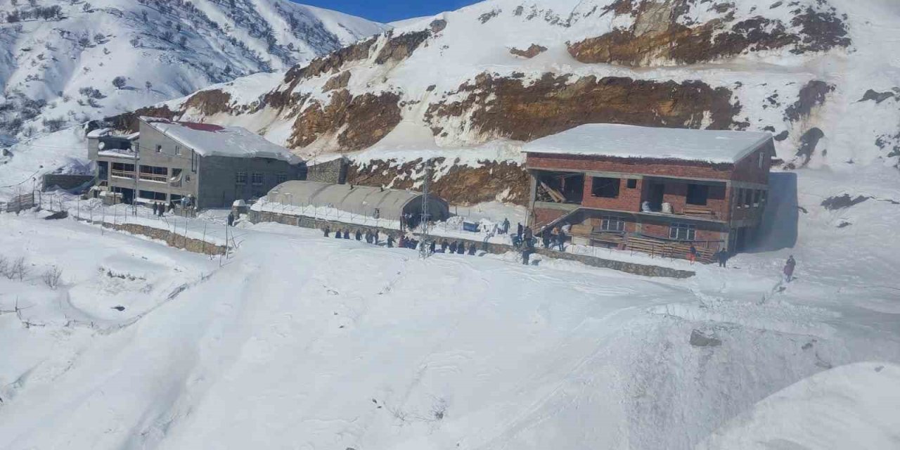 1 Metre Karda Depremzedeleri Helikopterle Böyle Kurtardılar