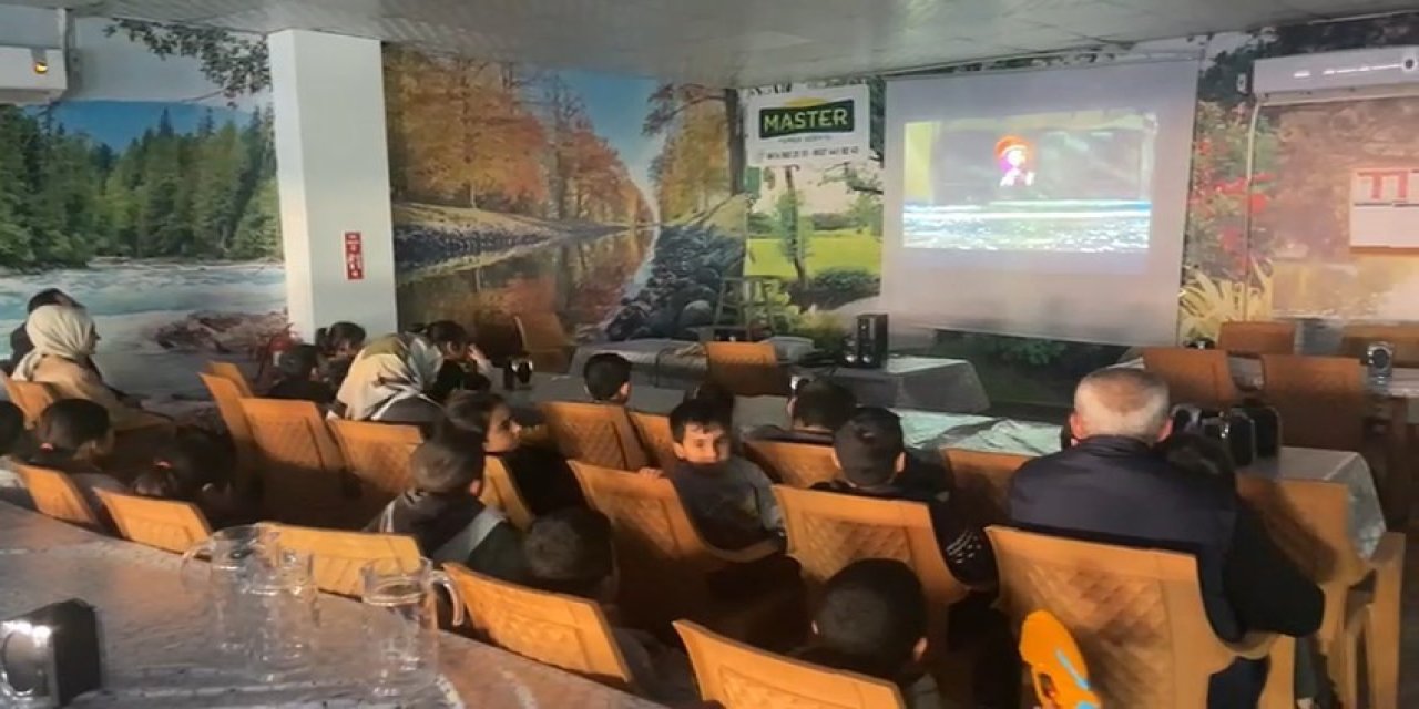 Depremzede Çocuklara Çizgi Film İzletildi