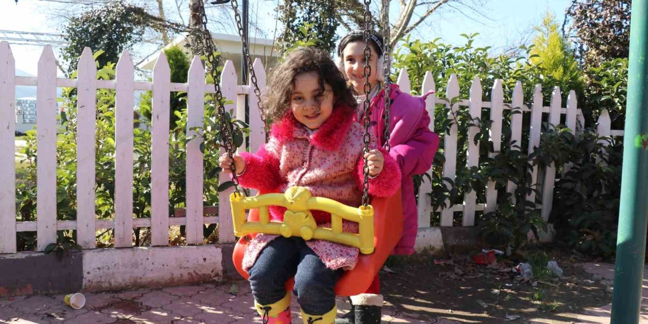 Depremzede Çocukların Acılarını Hafifleten Gülümsemesi