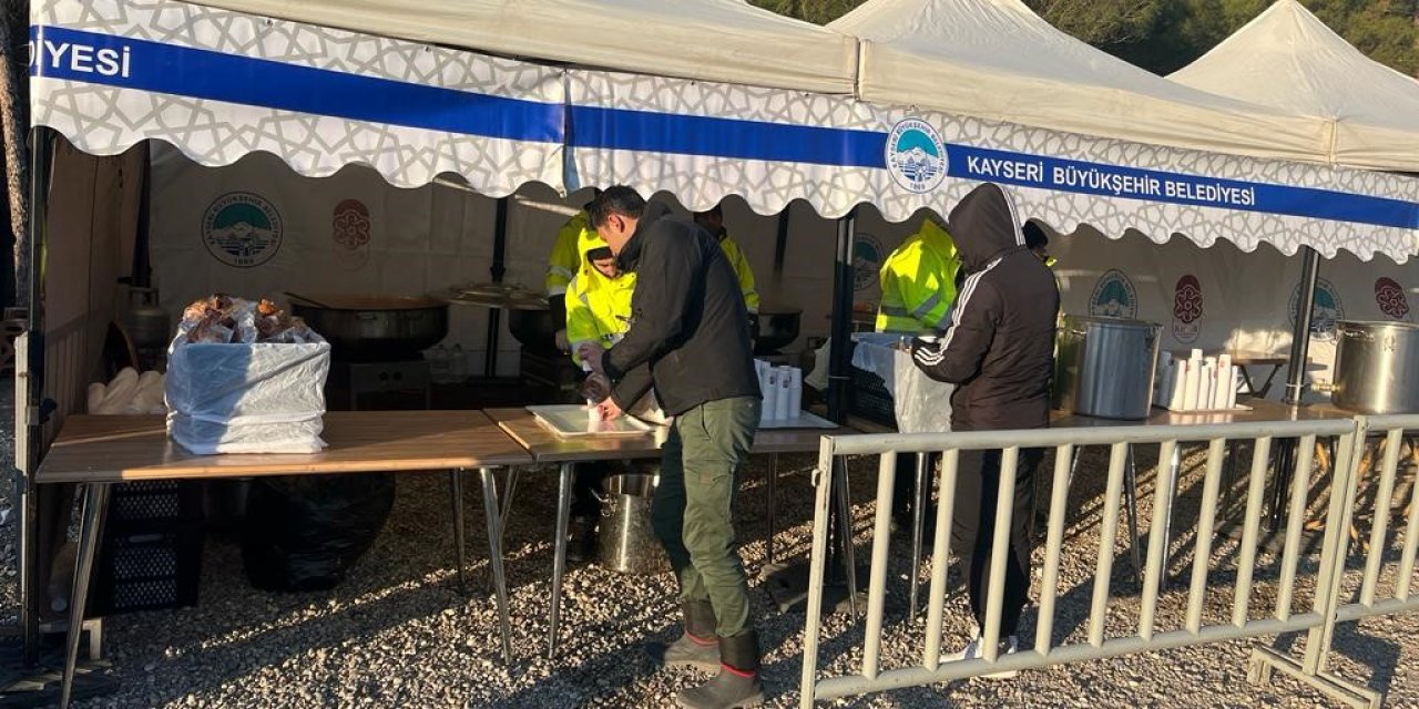 Kayseri Büyükşehir’den Depremzedeler İçin Sıcak Çorba Ve Dağıtım Noktası