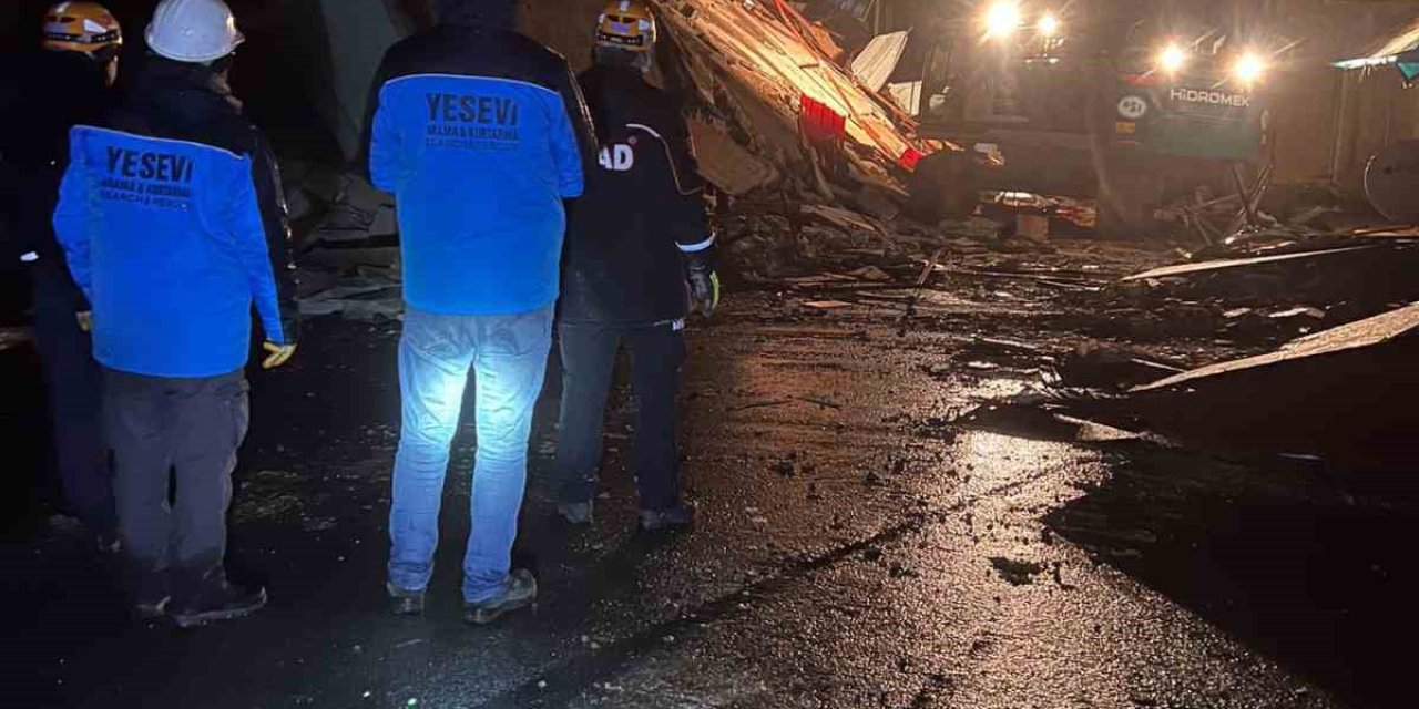 Öğrencisi Ve Öğretmeni Enkaz Altından Birlikte Sağ Olarak Kurtarıldı