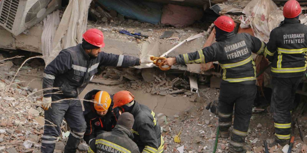 Diyarbakır’da Arama Ve Kurtarma Ekipleri Gıda İhtiyaçlarını Enkaz Başında Gideriyor