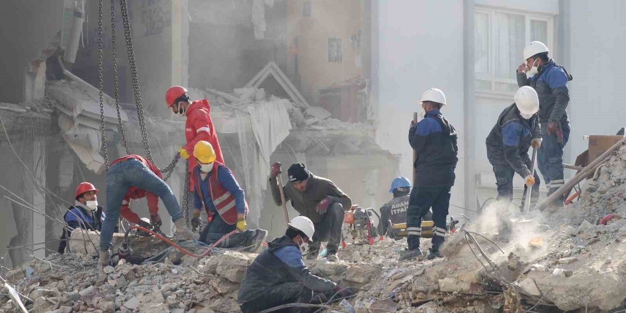 Adana’da Alpargün Apartmanı’nda Arama Kurtarma Çalışması Sürüyor