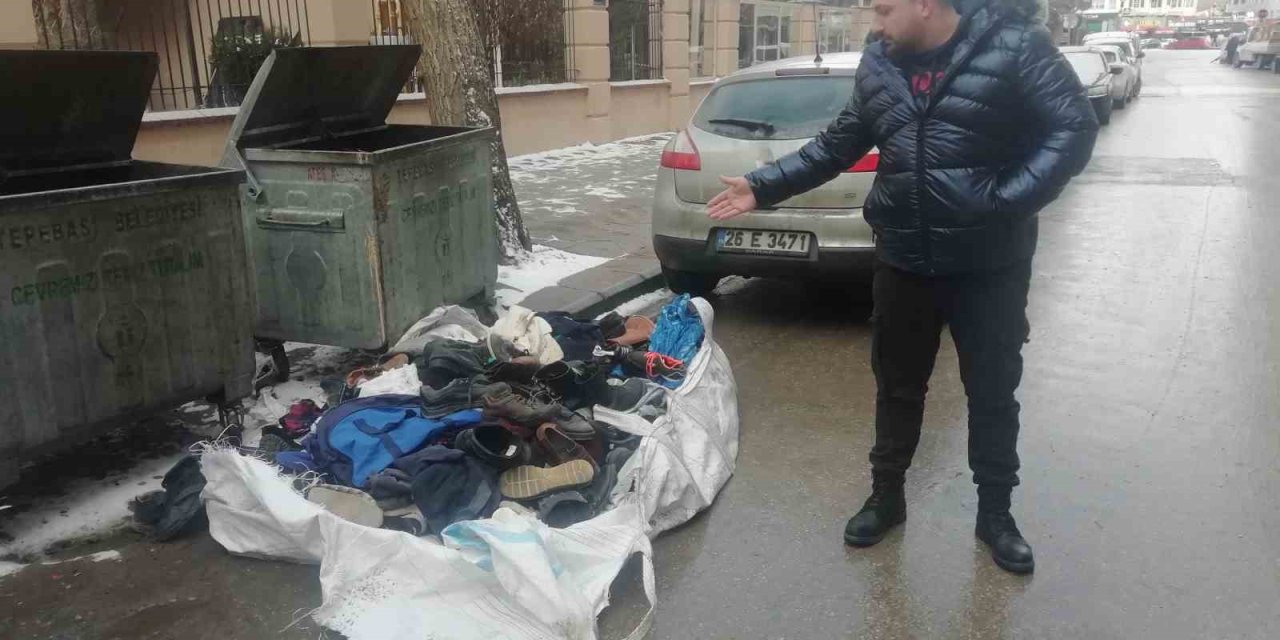 Depremzedeler İçin Yırtık Ve Eskimiş Eşyalar Getirdiler