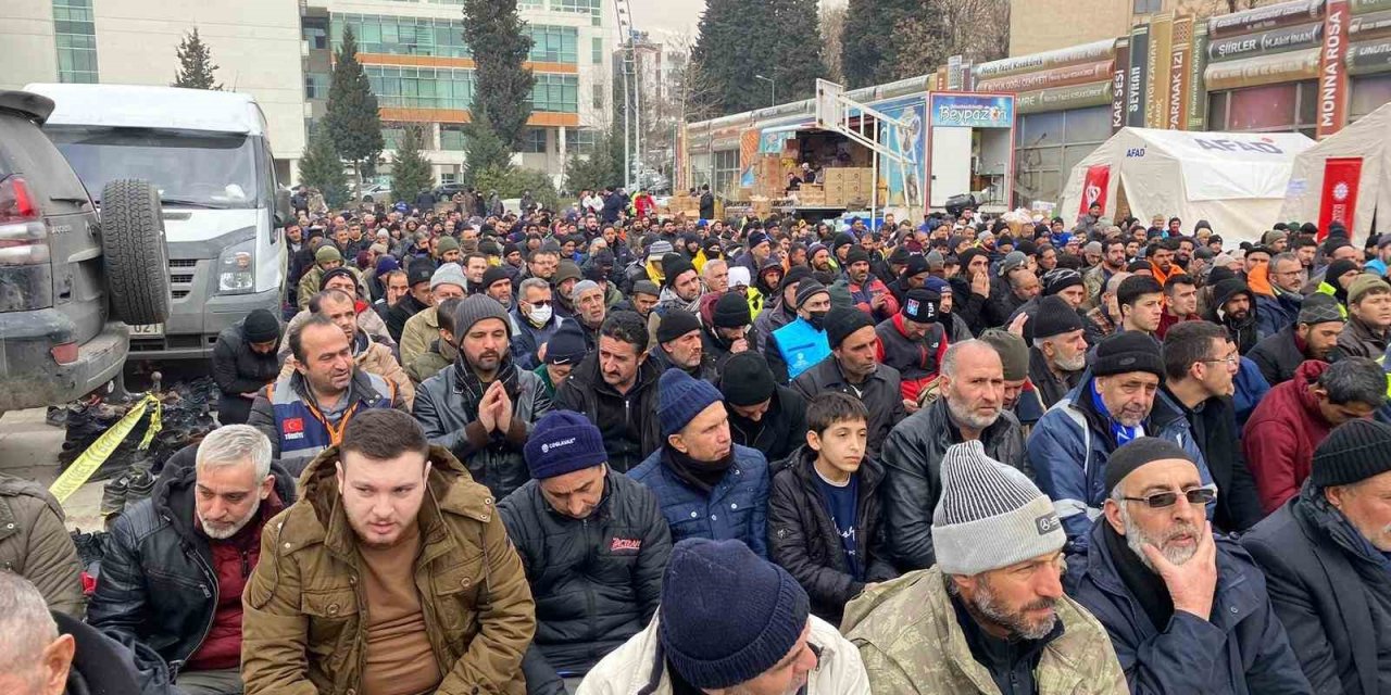 Kahramanmaraş’ta Depremzedeler Cuma Namazında Dua Etti