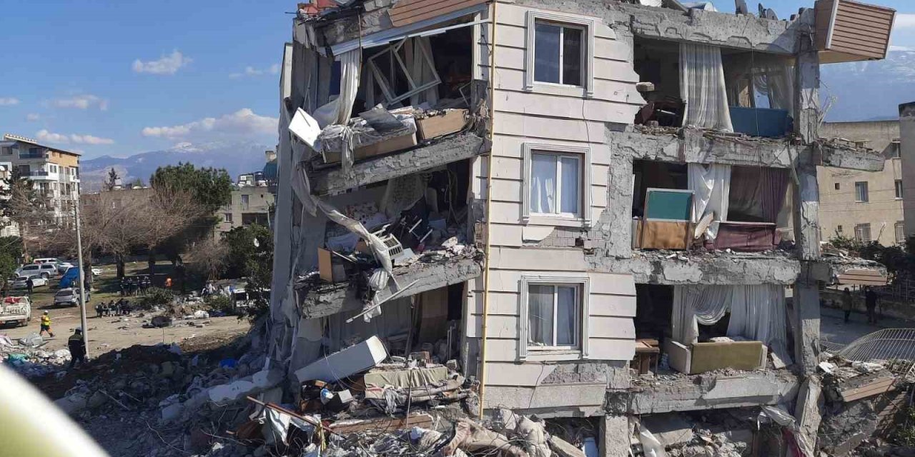 İzmir Ekipleri Depremin 102. Saatinde Bir Canı Daha Kurtardı