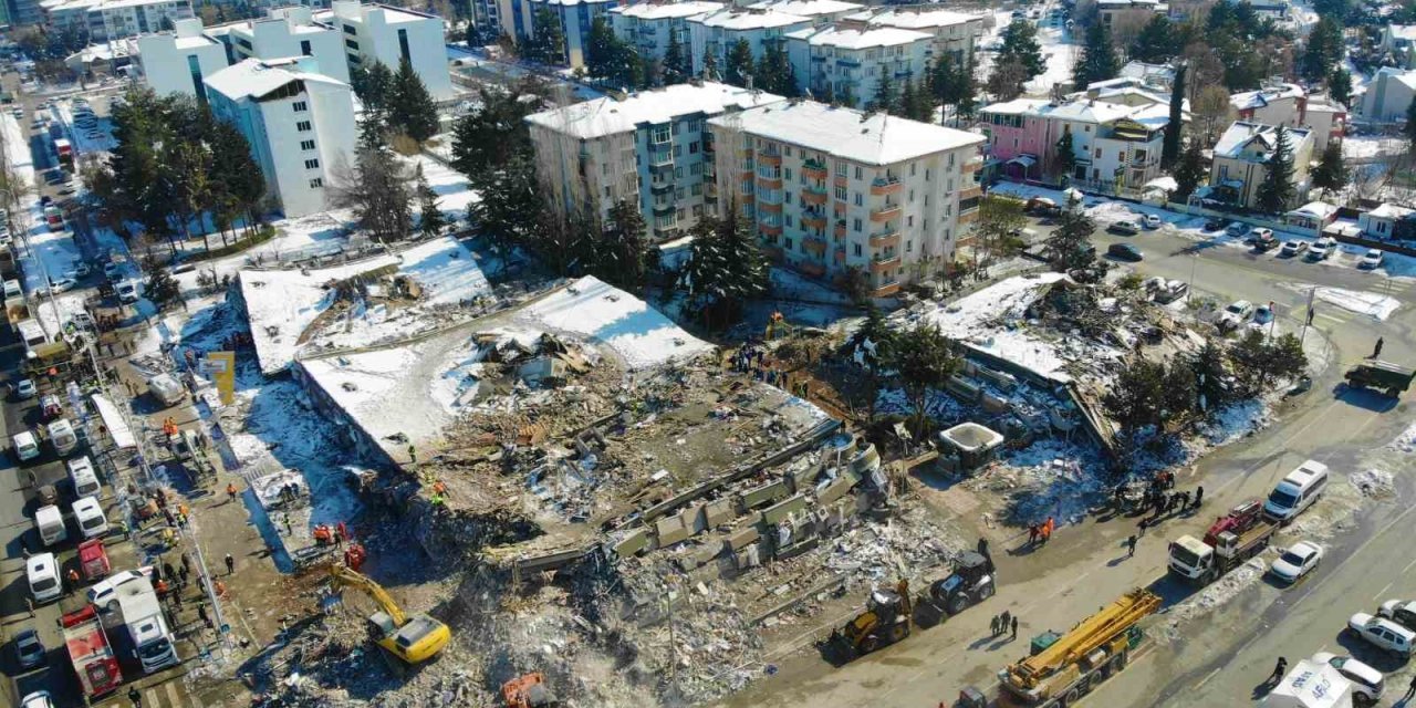 Tsk Arama-kurtarma Ekipleri, Enkaz Alanında Vatandaşların Bulunması İçin Yoğun Çaba Sarf Ediyor