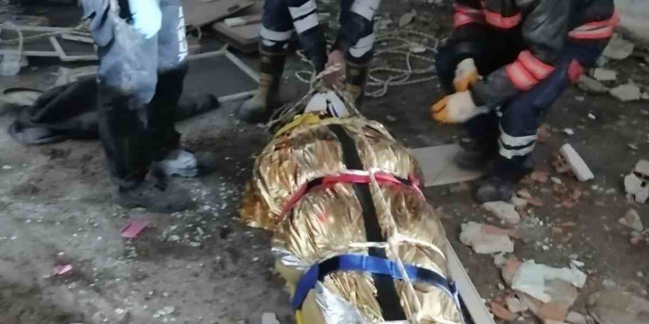 “çok Susadım Çabuk Olun” Diyen Minik Ayşenur İle Annesini Depremin  5. Gününde Kurtardılar