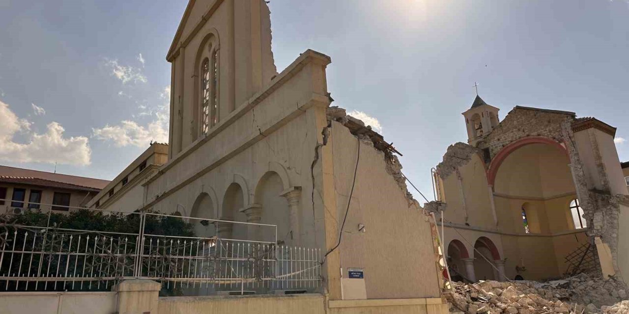 Depremde Tarihi Kilise De Yıkıldı