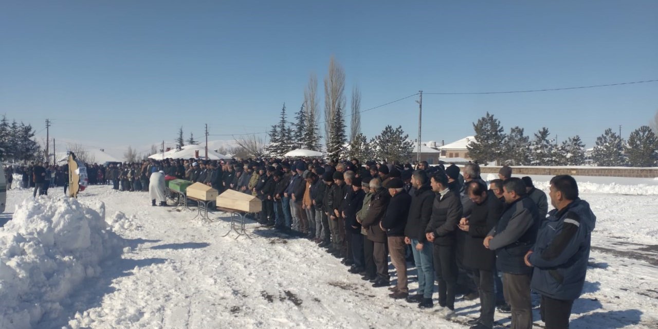 Depremde Hayatını Kaybeden Polis Ve Ailesi Toprağa Verildi