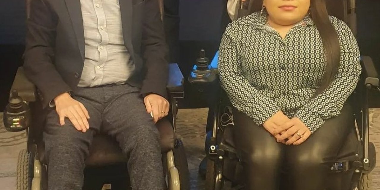 Fiziksel Engeli Bulunan Çift, Yardım Etmek İçin Hiçbir Engelin Olmadığını Gösterdi