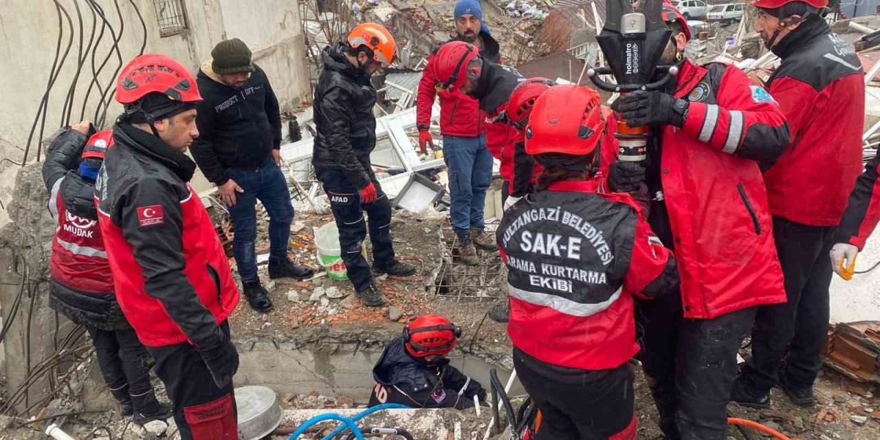 Sak-e Deprem Bölgesinde Arama Kurtarma Faaliyetlerini Aralıksız Sürdürüyor