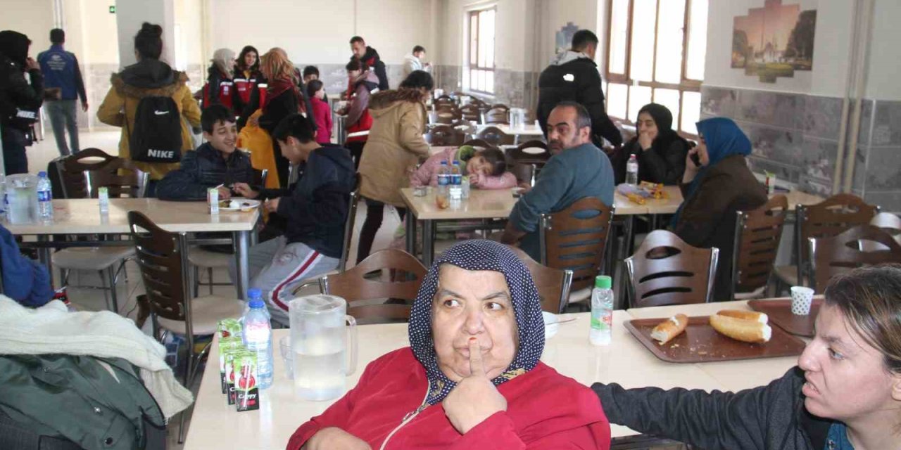 Konya’da Depremzedeler Yurtlara Yerleştirilmeye Başlandı